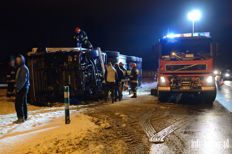 Wypadek w Kazimierzowie. Ciarwka na boku, kierowca pijany. Mia ponad 2.5 promila!, fot. 1