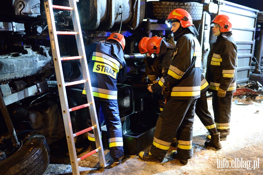Wypadek w Kazimierzowie. Ciężarówka na boku, kierowca pijany. Miał ponad 2.5 promila!, fot. 3