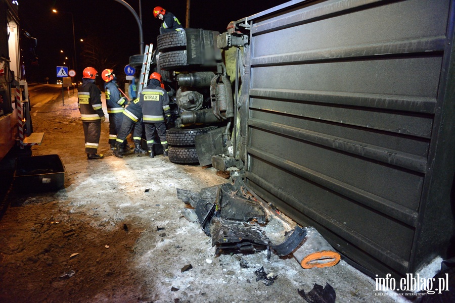 Wypadek w Kazimierzowie. Ciarwka na boku, kierowca pijany. Mia ponad 2.5 promila!, fot. 4