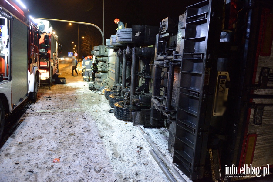 Wypadek w Kazimierzowie. Ciarwka na boku, kierowca pijany. Mia ponad 2.5 promila!, fot. 5