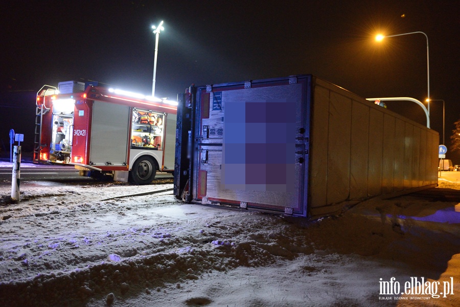 Wypadek w Kazimierzowie. Ciężarówka na boku, kierowca pijany. Miał ponad 2.5 promila!, fot. 6