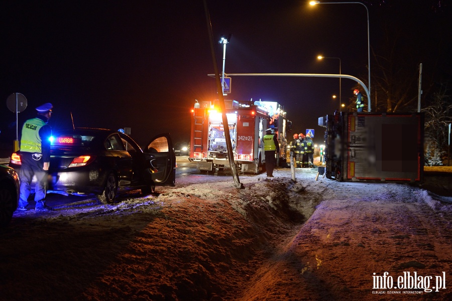 Wypadek w Kazimierzowie. Ciarwka na boku, kierowca pijany. Mia ponad 2.5 promila!, fot. 8