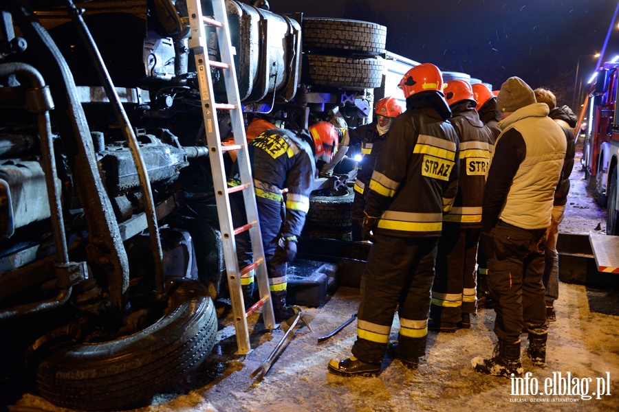 Wypadek w Kazimierzowie. Ciarwka na boku, kierowca pijany. Mia ponad 2.5 promila!, fot. 13