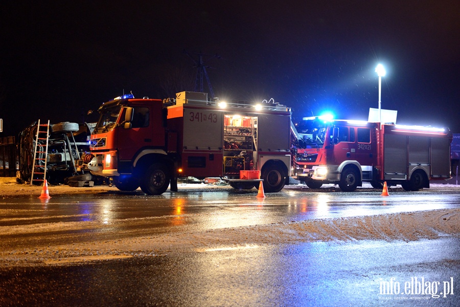 Wypadek w Kazimierzowie. Ciarwka na boku, kierowca pijany. Mia ponad 2.5 promila!, fot. 19