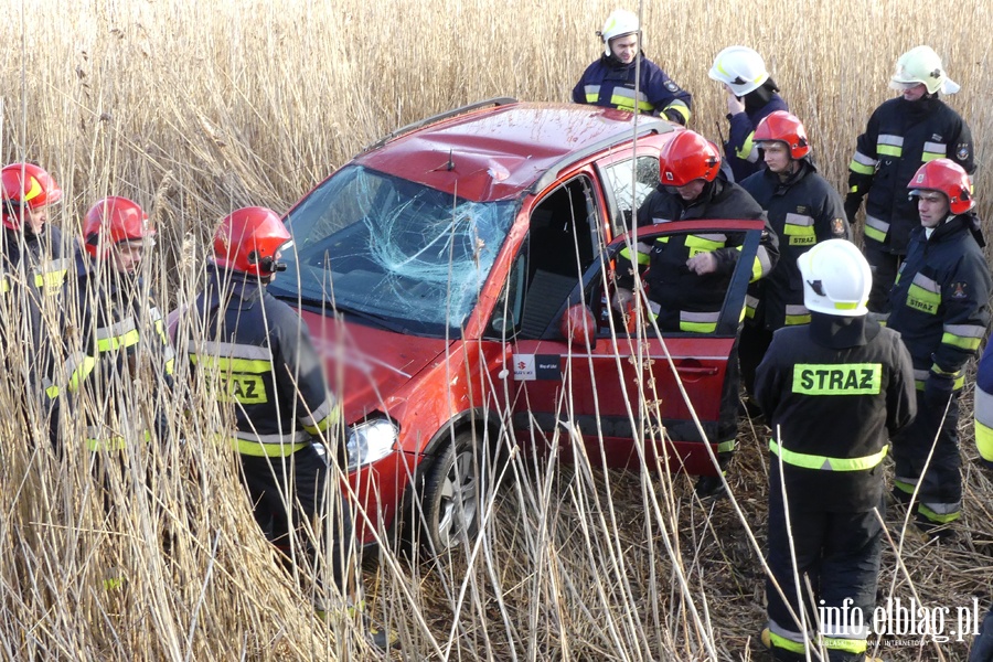 Wypadek midzy Przybyowem a Hut uawsk. Jedna osoba poszkodowana, fot. 2