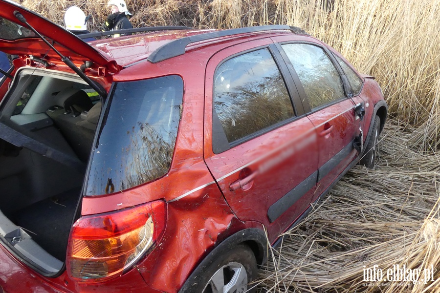 Wypadek midzy Przybyowem a Hut uawsk. Jedna osoba poszkodowana, fot. 4