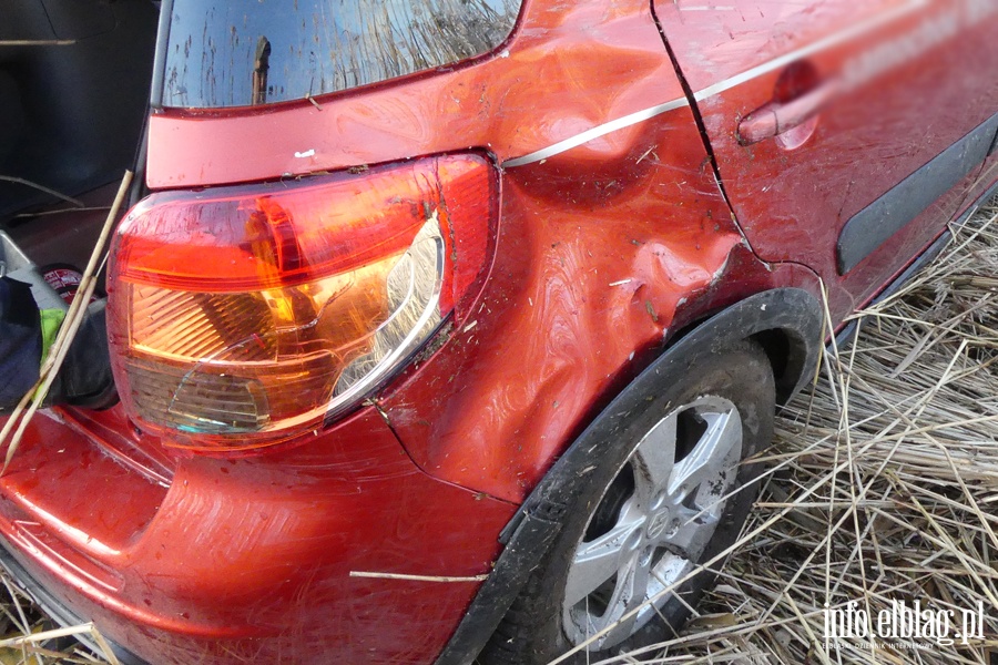 Wypadek midzy Przybyowem a Hut uawsk. Jedna osoba poszkodowana, fot. 5