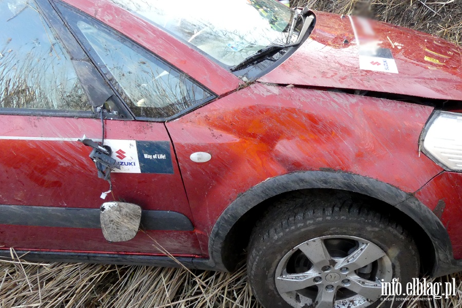 Wypadek midzy Przybyowem a Hut uawsk. Jedna osoba poszkodowana, fot. 6