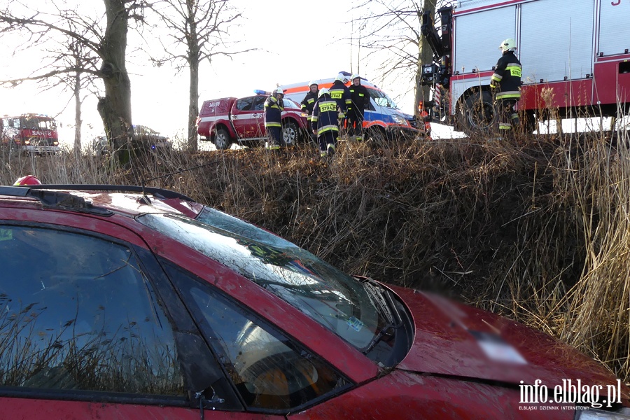 Wypadek między Przybyłowem a Hutą Żuławską. Jedna osoba poszkodowana, fot. 7