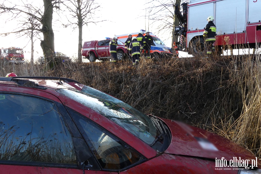 Wypadek midzy Przybyowem a Hut uawsk. Jedna osoba poszkodowana, fot. 7