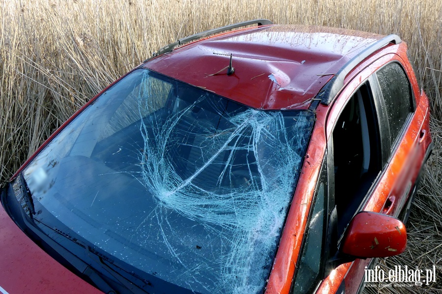 Wypadek midzy Przybyowem a Hut uawsk. Jedna osoba poszkodowana, fot. 8