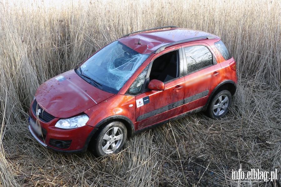 Wypadek midzy Przybyowem a Hut uawsk. Jedna osoba poszkodowana, fot. 9