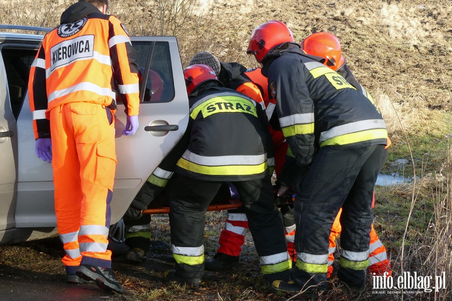 Wypadek midzy Przybyowem a Hut uawsk. Jedna osoba poszkodowana, fot. 11