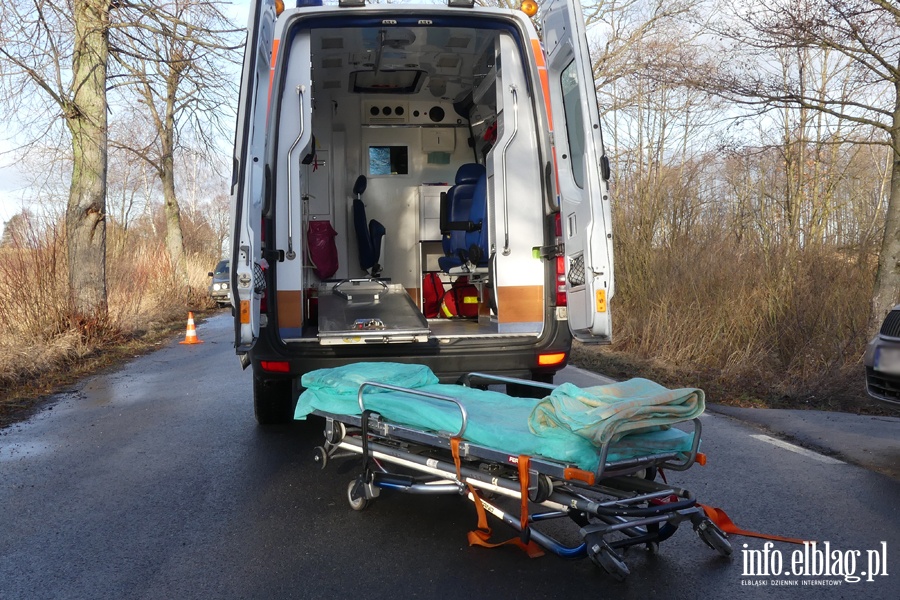 Wypadek między Przybyłowem a Hutą Żuławską. Jedna osoba poszkodowana, fot. 12