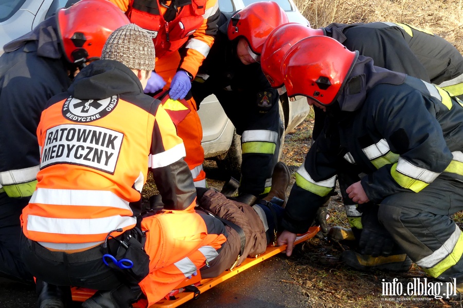 Wypadek midzy Przybyowem a Hut uawsk. Jedna osoba poszkodowana, fot. 13