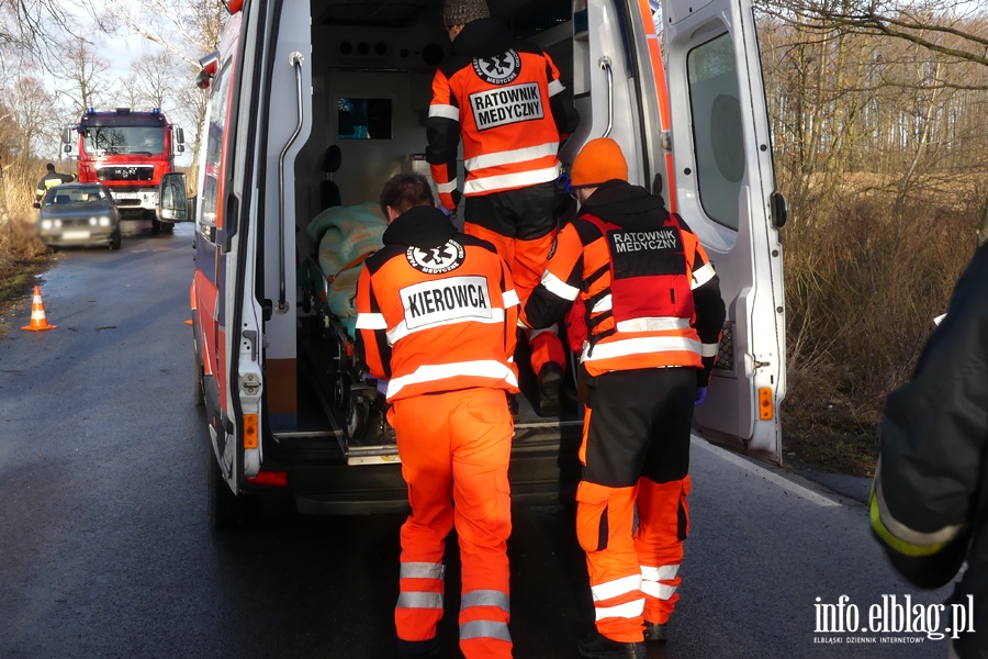 Wypadek midzy Przybyowem a Hut uawsk. Jedna osoba poszkodowana, fot. 14