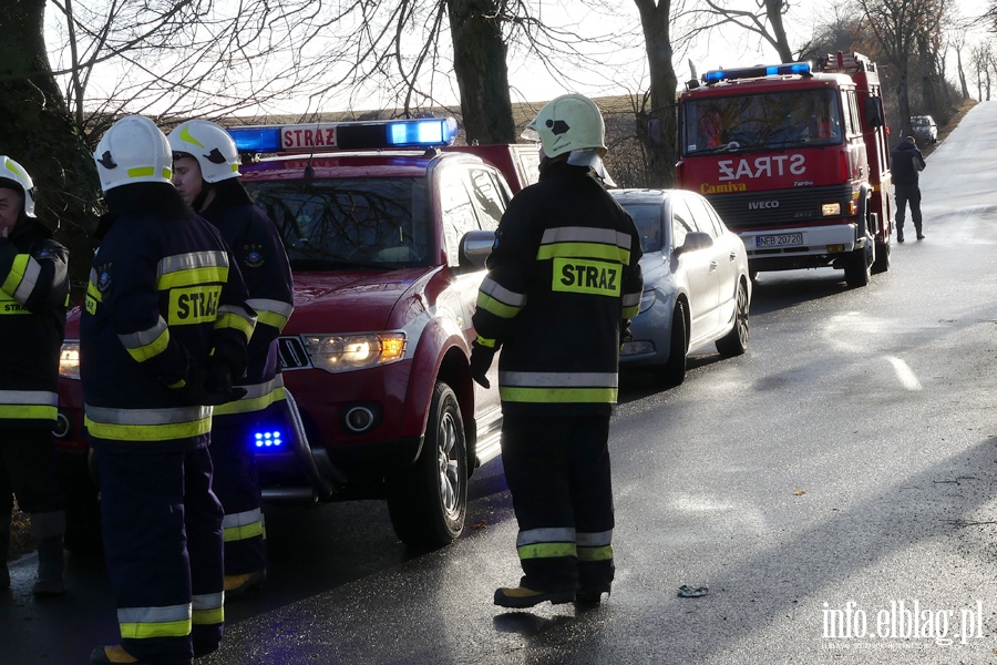 Wypadek midzy Przybyowem a Hut uawsk. Jedna osoba poszkodowana, fot. 15