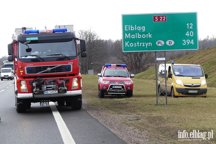 S22: cysterna przewoca propan-butan przewrcia si na bok. Utrudnienia w ruchu, fot. 22