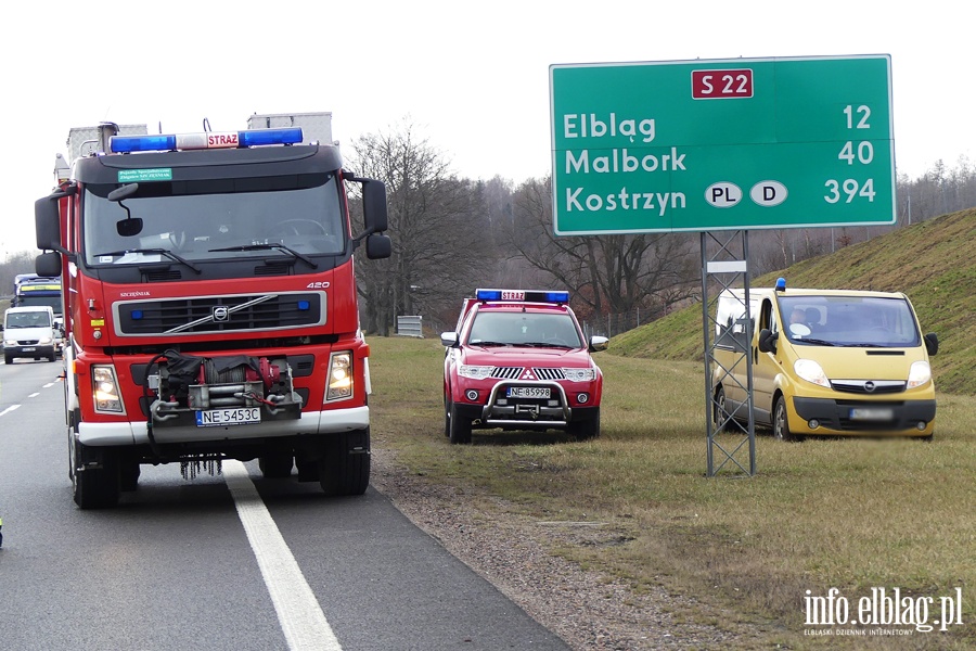 S22: cysterna przewoca propan-butan przewrcia si na bok. Utrudnienia w ruchu, fot. 22