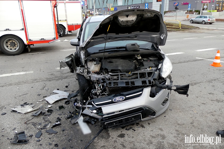 Wypadek na skrzyowaniu koo "Ogrodw". Jedna poszkodowana osoba w szpitalu, fot. 2