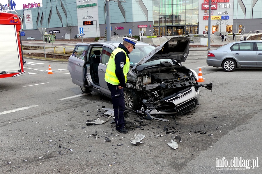 Wypadek na skrzyowaniu koo "Ogrodw". Jedna poszkodowana osoba w szpitalu, fot. 3