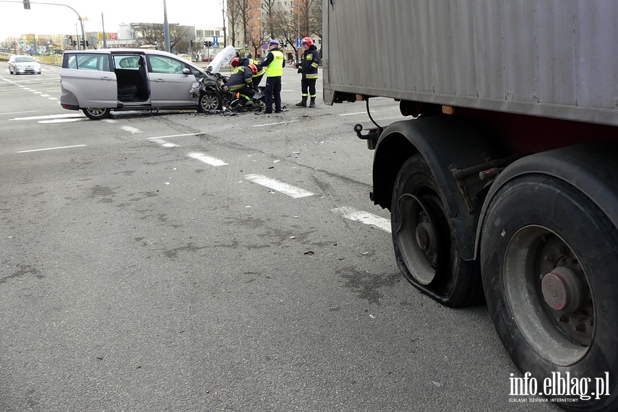 Wypadek na skrzyowaniu koo "Ogrodw". Jedna poszkodowana osoba w szpitalu, fot. 5