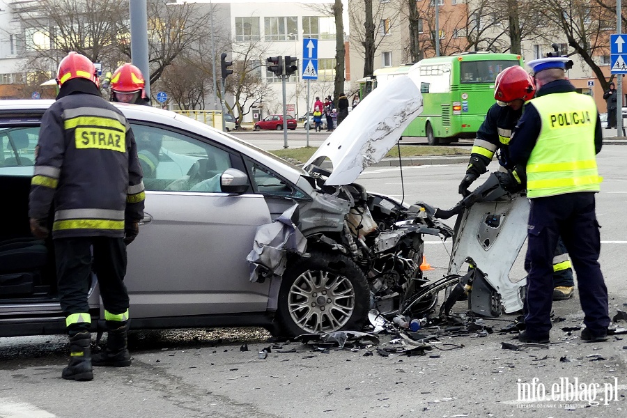 Wypadek na skrzyowaniu koo "Ogrodw". Jedna poszkodowana osoba w szpitalu, fot. 6