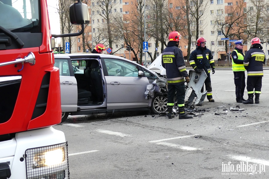 Wypadek na skrzyowaniu koo "Ogrodw". Jedna poszkodowana osoba w szpitalu, fot. 7