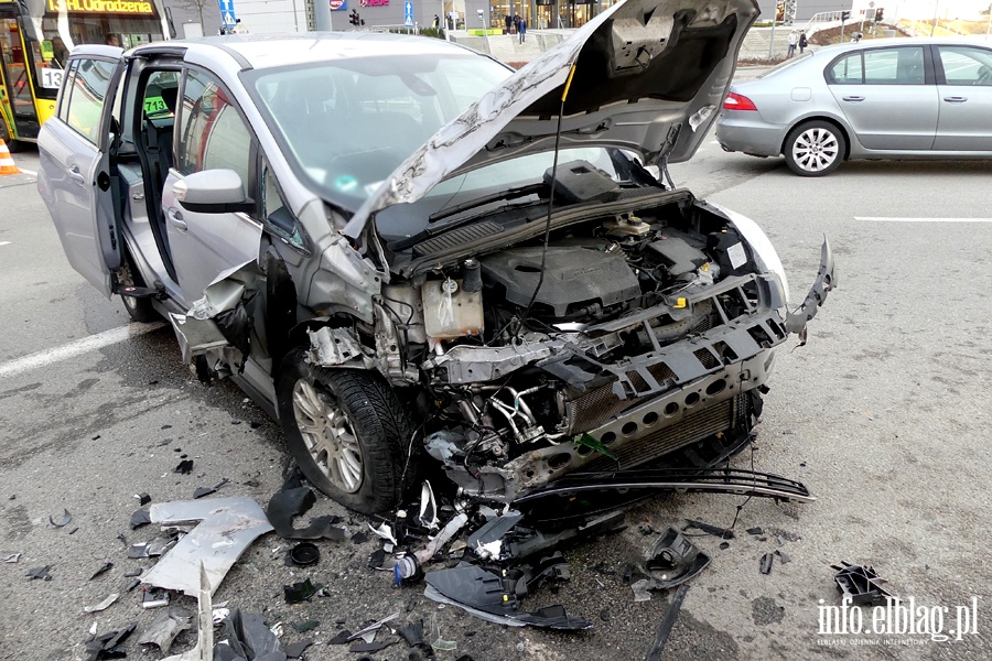 Wypadek na skrzyowaniu koo "Ogrodw". Jedna poszkodowana osoba w szpitalu, fot. 10