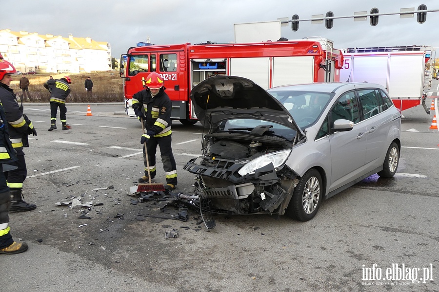 Wypadek na skrzyowaniu koo "Ogrodw". Jedna poszkodowana osoba w szpitalu, fot. 11