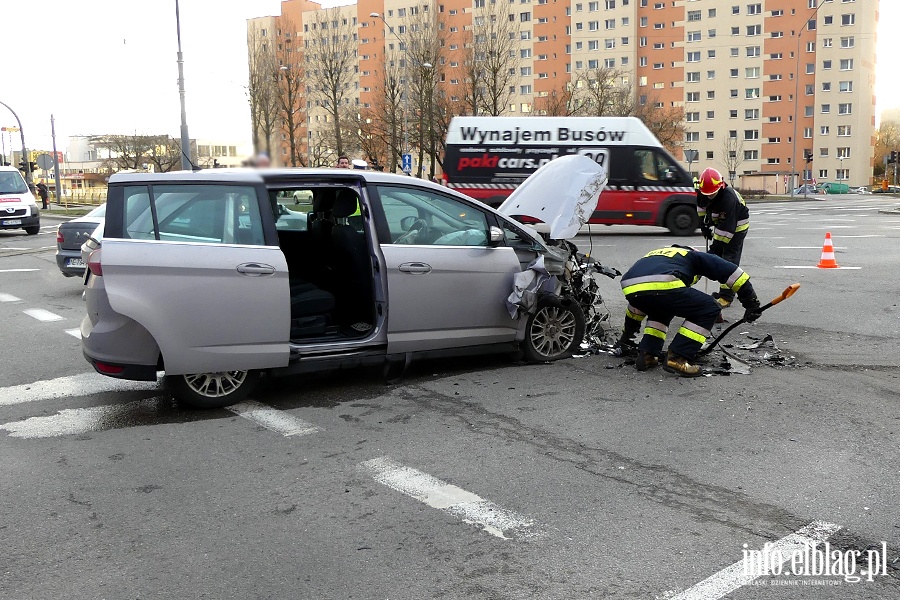 Wypadek na skrzyowaniu koo "Ogrodw". Jedna poszkodowana osoba w szpitalu, fot. 12