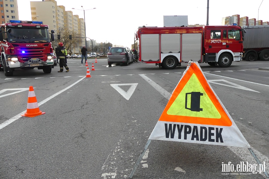 Wypadek na skrzyowaniu koo "Ogrodw". Jedna poszkodowana osoba w szpitalu, fot. 13