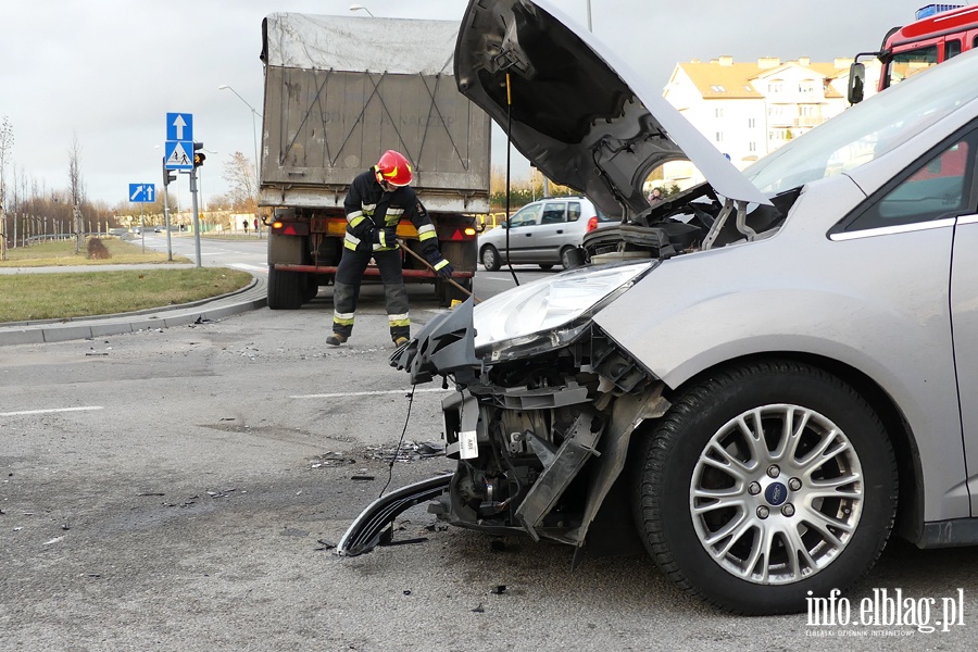 Wypadek na skrzyowaniu koo "Ogrodw". Jedna poszkodowana osoba w szpitalu, fot. 15