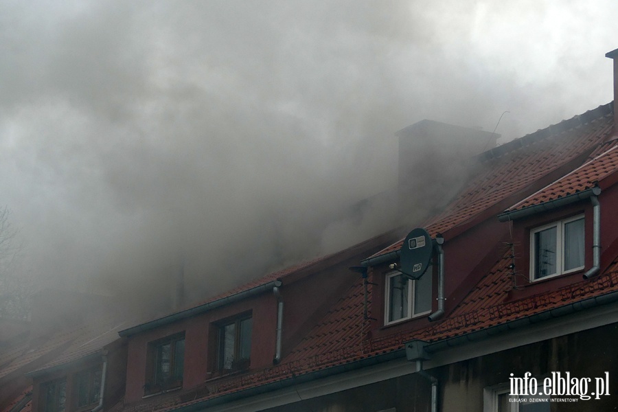 Poar dachu i poddasza budynku mieszkalnego przy Sadowej. W akcji kilkudziesiciu straakw, fot. 2