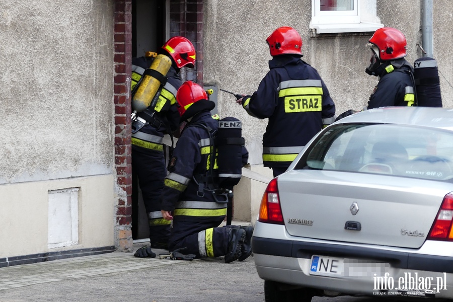 Poar dachu i poddasza budynku mieszkalnego przy Sadowej. W akcji kilkudziesiciu straakw, fot. 4
