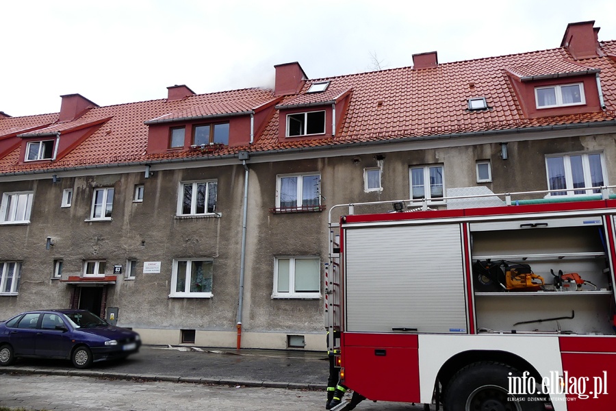 Poar dachu i poddasza budynku mieszkalnego przy Sadowej. W akcji kilkudziesiciu straakw, fot. 7