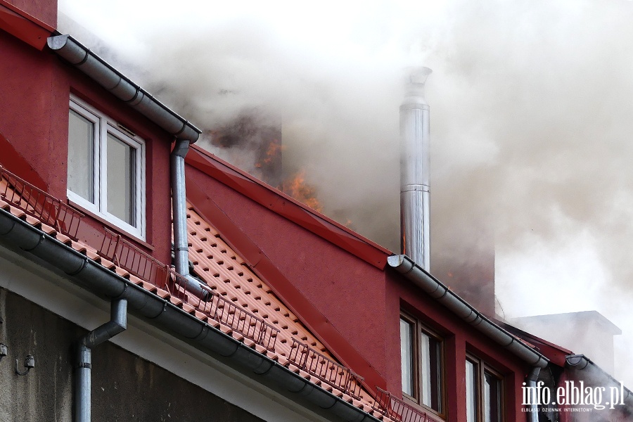 Poar dachu i poddasza budynku mieszkalnego przy Sadowej. W akcji kilkudziesiciu straakw, fot. 8