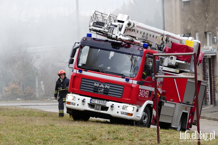 Poar dachu i poddasza budynku mieszkalnego przy Sadowej. W akcji kilkudziesiciu straakw, fot. 9