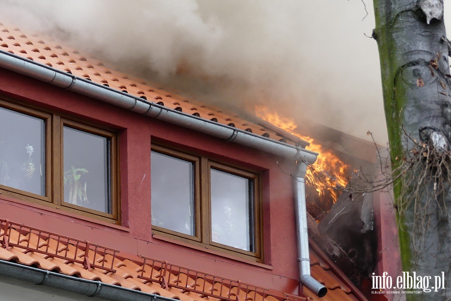 Poar dachu i poddasza budynku mieszkalnego przy Sadowej. W akcji kilkudziesiciu straakw, fot. 10