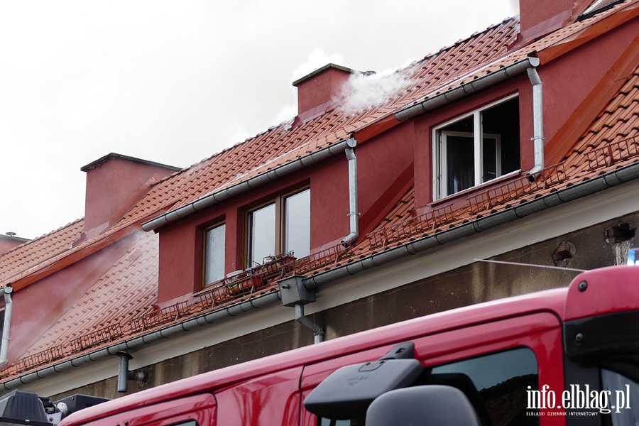 Poar dachu i poddasza budynku mieszkalnego przy Sadowej. W akcji kilkudziesiciu straakw, fot. 13