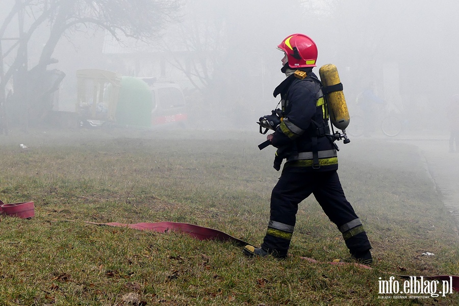 Poar dachu i poddasza budynku mieszkalnego przy Sadowej. W akcji kilkudziesiciu straakw, fot. 14