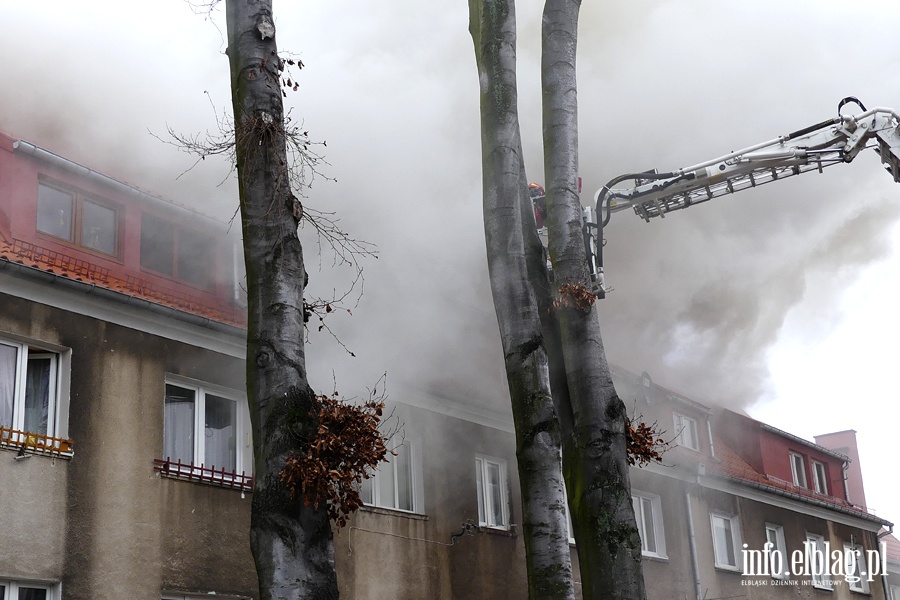 Poar dachu i poddasza budynku mieszkalnego przy Sadowej. W akcji kilkudziesiciu straakw, fot. 17