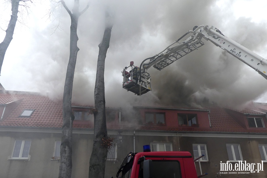Poar dachu i poddasza budynku mieszkalnego przy Sadowej. W akcji kilkudziesiciu straakw, fot. 18