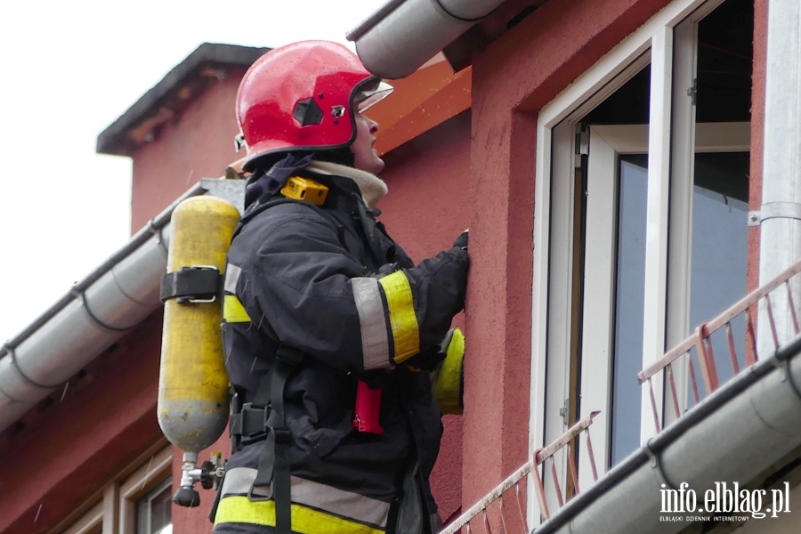 Poar dachu i poddasza budynku mieszkalnego przy Sadowej. W akcji kilkudziesiciu straakw, fot. 21