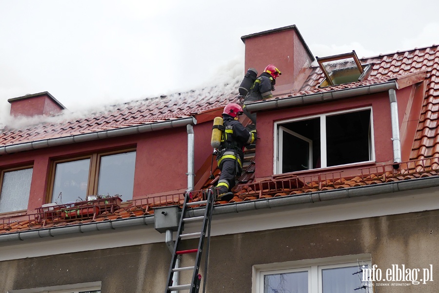 Poar dachu i poddasza budynku mieszkalnego przy Sadowej. W akcji kilkudziesiciu straakw, fot. 22