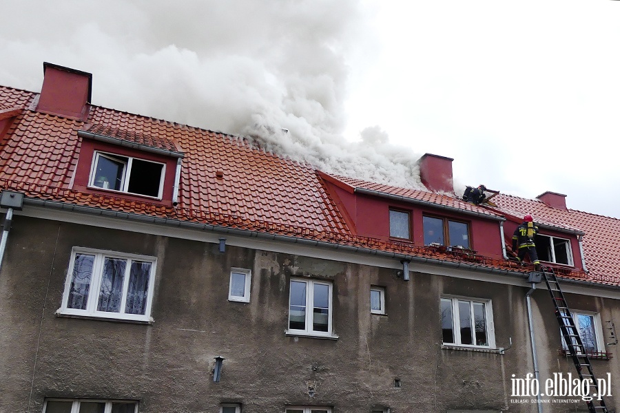 Poar dachu i poddasza budynku mieszkalnego przy Sadowej. W akcji kilkudziesiciu straakw, fot. 24