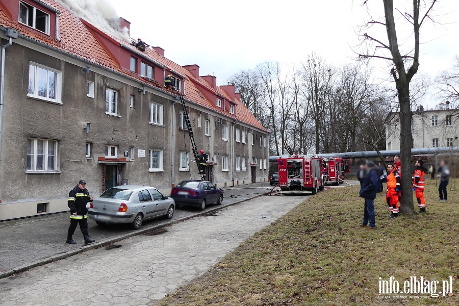 Poar dachu i poddasza budynku mieszkalnego przy Sadowej. W akcji kilkudziesiciu straakw, fot. 25