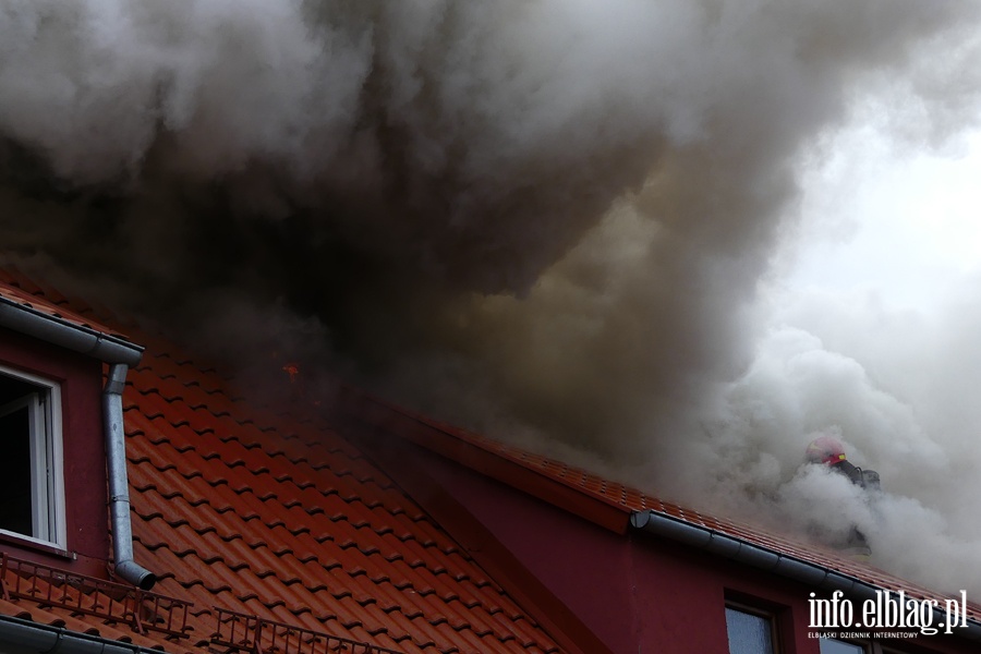 Poar dachu i poddasza budynku mieszkalnego przy Sadowej. W akcji kilkudziesiciu straakw, fot. 26