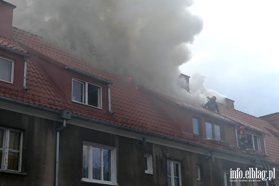 Poar dachu i poddasza budynku mieszkalnego przy Sadowej. W akcji kilkudziesiciu straakw, fot. 27