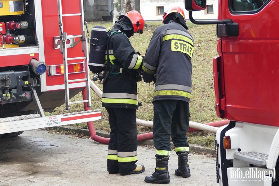 Poar dachu i poddasza budynku mieszkalnego przy Sadowej. W akcji kilkudziesiciu straakw, fot. 29